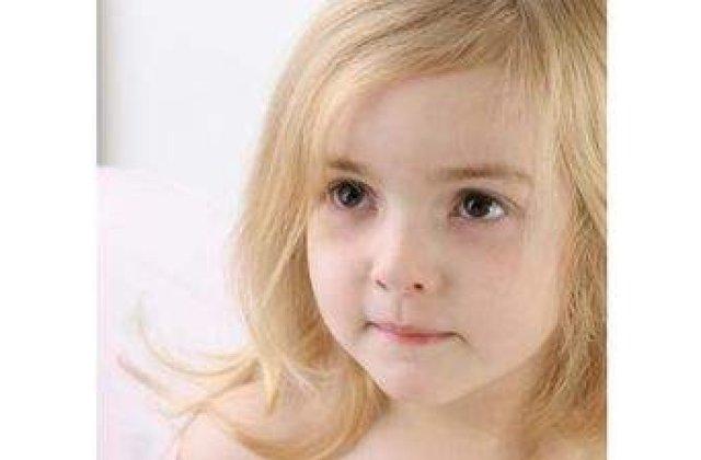 Fetita de trei ani, batuta si alungata de acasa