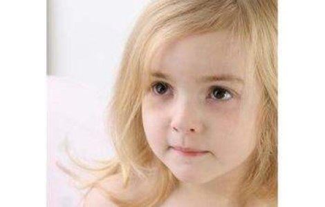 Fetita de trei ani, batuta si alungata de acasa