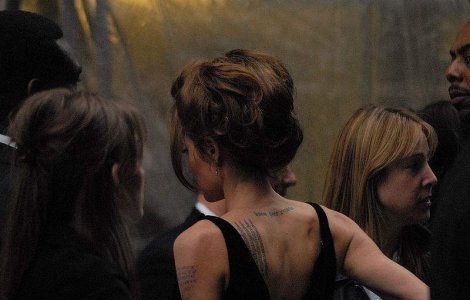 Angelina Jolie, un nou tatuaj = o noua adoptie?