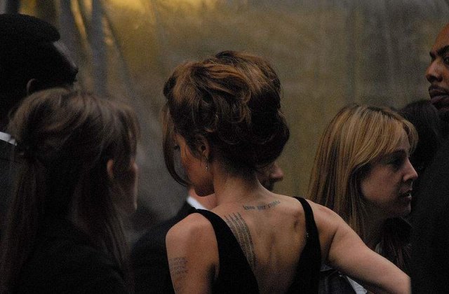 Angelina Jolie, un nou tatuaj = o noua adoptie?