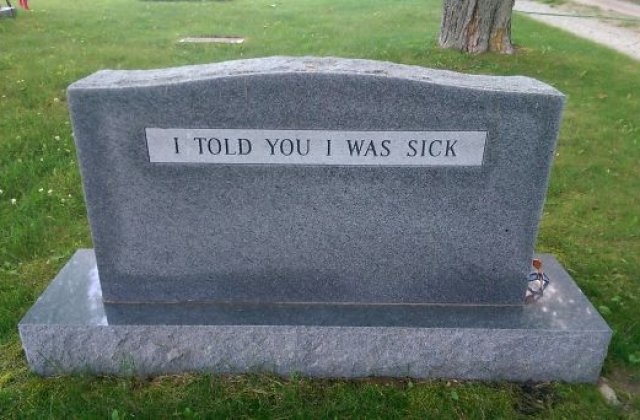 Umor... macabru! 10+ mesaje de pe pietre funerare care te vor face sa zambesti