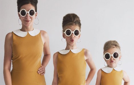 Se fotografiaza alaturi de cele doua fiice ale sale, purtand costumatii identice