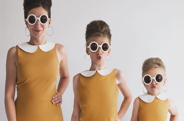 Se fotografiaza alaturi de cele doua fiice ale sale, purtand costumatii identice