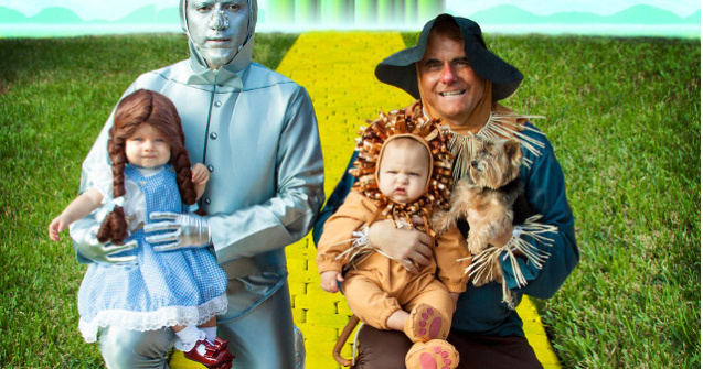 Doi tati si gemenii lor au imbracat cele mai creative costume de Halloween