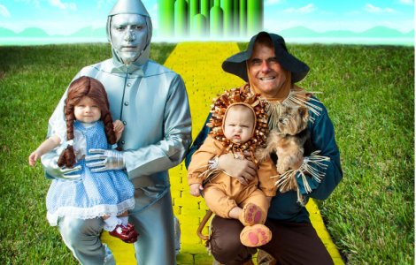 Doi tati si gemenii lor au imbracat cele mai creative costume de Halloween