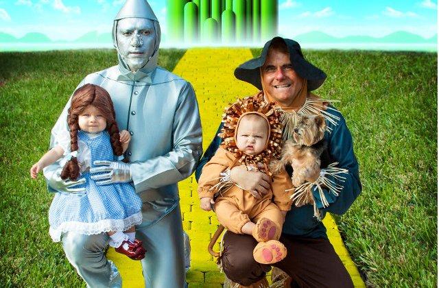 Doi tati si gemenii lor au imbracat cele mai creative costume de Halloween
