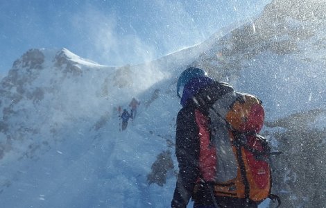 Mai multi turisiti au ramas blocati cu masinile la Balea Lac, din cauza viscolului