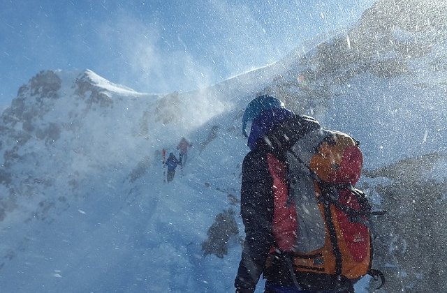 Mai multi turisiti au ramas blocati cu masinile la Balea Lac, din cauza viscolului