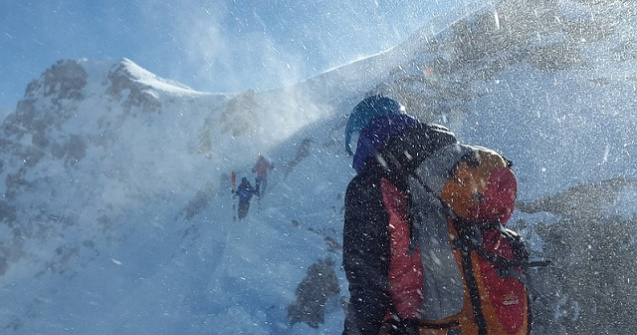Mai multi turisiti au ramas blocati cu masinile la Balea Lac, din cauza viscolului