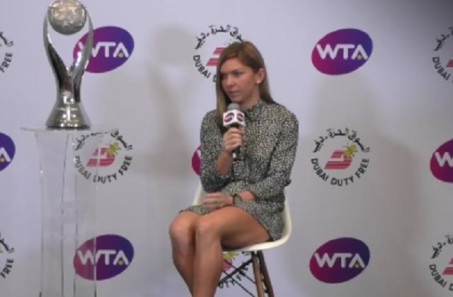 [VIDEO] Simona Halep a primit trofeul pentru numarul 1 mondial: E greu, parca are 10 kilograme
