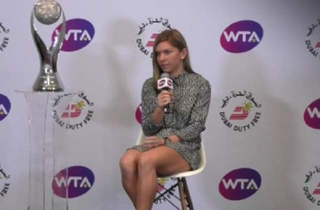 [VIDEO] Simona Halep a primit trofeul pentru numarul 1 mondial: E greu, parca are 10 kilograme