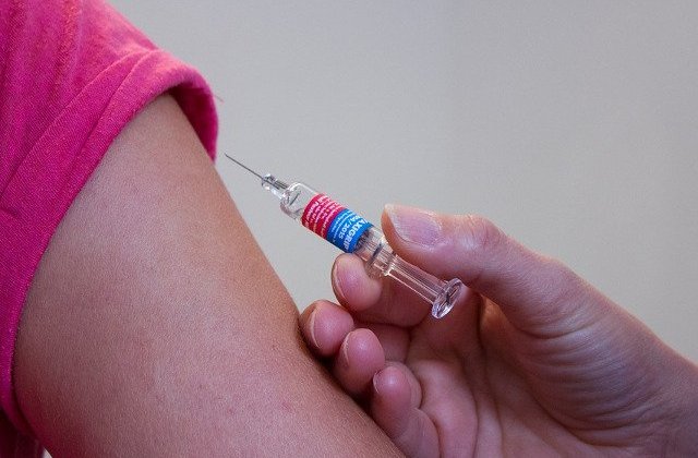 Protest fata de legea vaccinarii. Lant uman in fata Palatului Parlamentului