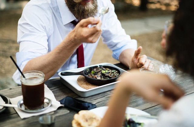7 motive pentru care este indicat sa mananci lent. Afla de cate ori e bine sa mesteci pentru o digestie usoara