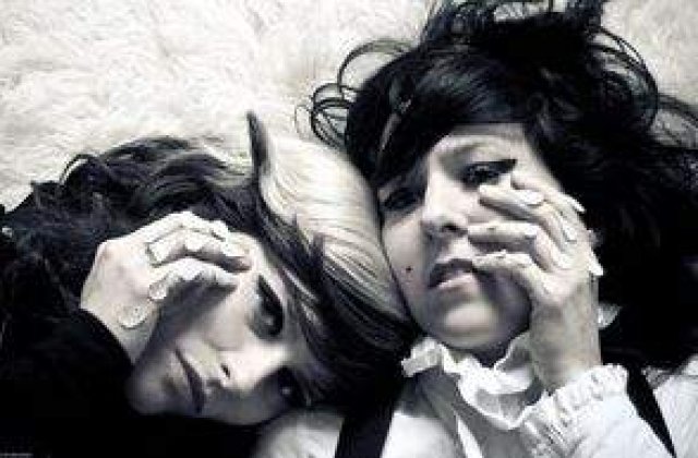 Fetele de la Robots in Disguise tricoteaza in drum spre UnderLondon Fest!