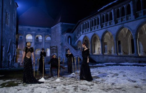  Foto  Prezentare de moda la - 10 grade