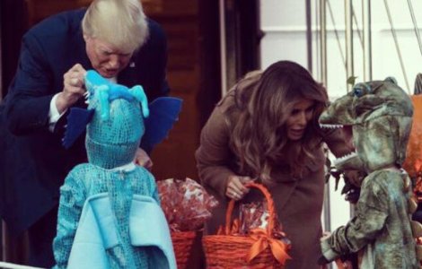 Halloween la Casa Alba: Donald si Melania Trump au avut 6.000 de invitati si au impartit dulciuri in ajunul sarbatorii
