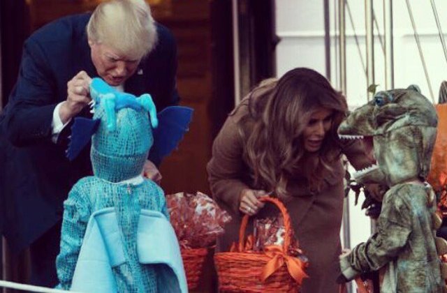 Halloween la Casa Alba: Donald si Melania Trump au avut 6.000 de invitati si au impartit dulciuri in ajunul sarbatorii