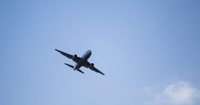  Video  Momentul in care vantul puternic impiedica un avion sa aterizeze la Salzburg