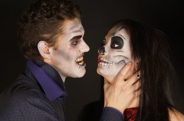 Halloween in doi: 8 cupluri excentrice care petrec intr-un mod infricosator de frumos