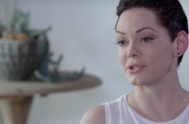 Mandat de arestare pe numele actritei Rose McGowan, denuntatoare in cazul Weinstein: "Incearca sa ma reduca la tacere?"