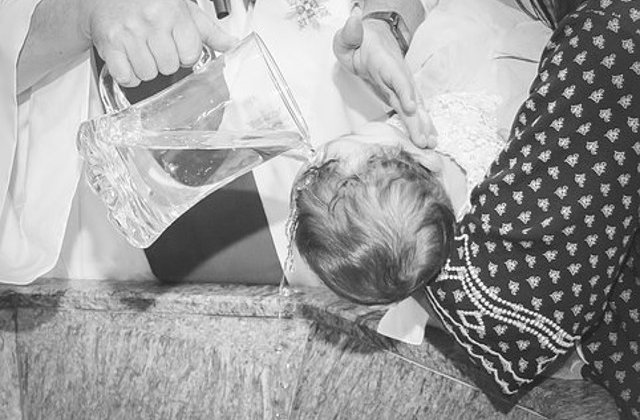 [Video] Un preot a bruscat un bebelus, dupa ce s-a enervat in timpul slujbei de botez