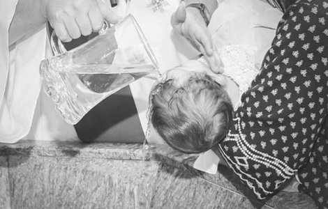  Video  Un preot a bruscat un bebelus, dupa ce s-a enervat in timpul slujbei de botez