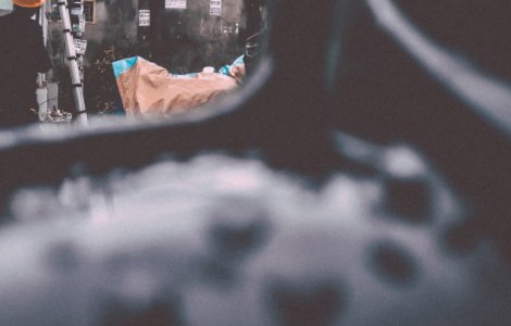 Muncitor care facea o lucrare intr-o groapa, ranit de o masina care a cazut peste el