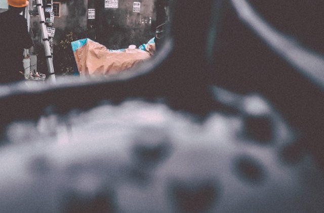 Muncitor care facea o lucrare intr-o groapa, ranit de o masina care a cazut peste el