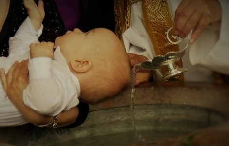 Raspunsul preotului acuzat ca a bruscat un bebelus la botez