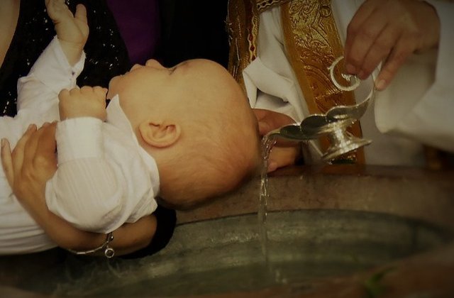 Raspunsul preotului acuzat ca a bruscat un bebelus la botez