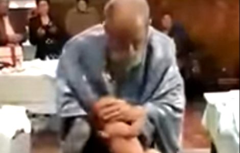 Dosar penal deschis de Politie in cazul preotului care bruscheaza un copil in timpul slujbei de botez
