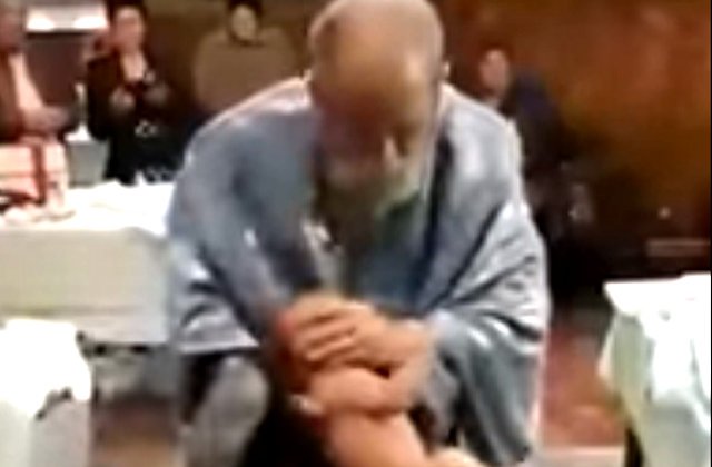 Dosar penal deschis de Politie in cazul preotului care bruscheaza un copil in timpul slujbei de botez