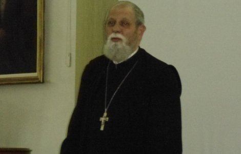 Preotul care a bruscat un bebelus in timpul botezului a fost suspendat 30 de zile