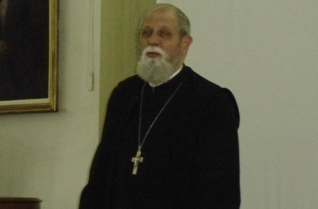 Preotul care a bruscat un bebelus in timpul botezului a fost suspendat 30 de zile