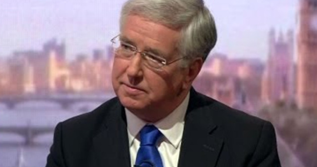 Ministrul britanic al Apararii a demisionat dupa ce a fost acuzat de o jurnalista ca i-a pus mana pe genunchi in urma cu 15 ani