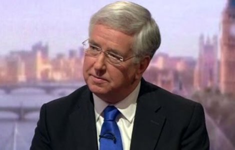 Ministrul britanic al Apararii a demisionat dupa ce a fost acuzat de o jurnalista ca i-a pus mana pe genunchi in urma cu 15 ani