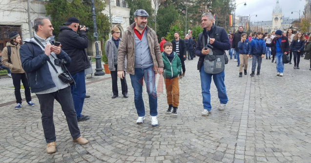 Iasi: Lant uman in centrul orasului pentru sustinerea constructiei autostrazii. Participa primarul si parlamentari de la toate partidele