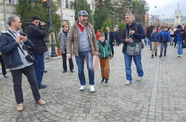 Iasi: Lant uman in centrul orasului pentru sustinerea constructiei autostrazii. Participa primarul si parlamentari de la toate partidele