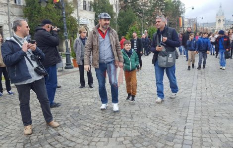 Iasi: Lant uman in centrul orasului pentru sustinerea constructiei autostrazii. Participa primarul si parlamentari de la toate partidele