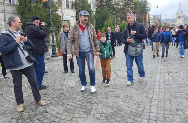 Iasi: Lant uman in centrul orasului pentru sustinerea constructiei autostrazii. Participa primarul si parlamentari de la toate partidele