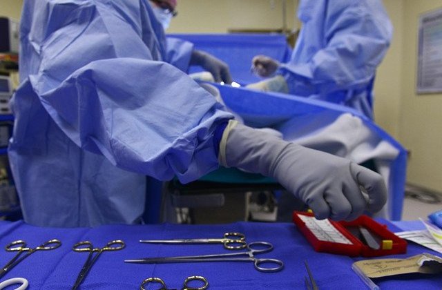 Doi parinti din Iasi refuza sa isi opereze copilul bolnav de cancer: Se poate sa ii ia organele / VIDEO