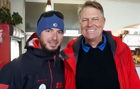 Klaus Iohannis, aflat pe munte la Busteni, s-a fotografiat cu salvamontistii