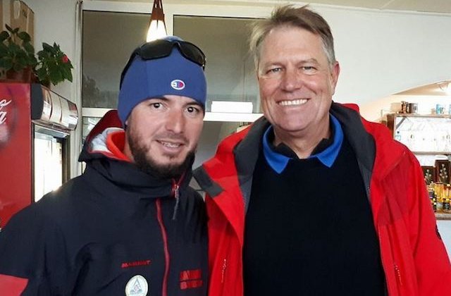 Klaus Iohannis, aflat pe munte la Busteni, s-a fotografiat cu salvamontistii