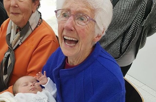 15+ imagini induiosatoare cu bunici care isi vad nepotii pentru prima data