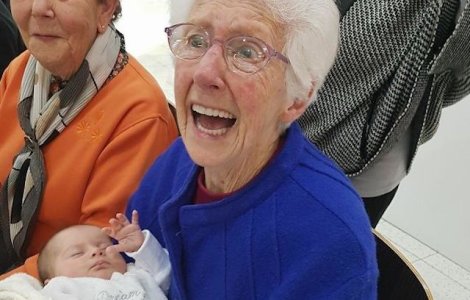  Top  15+ imagini induiosatoare cu bunici care isi vad nepotii prima data