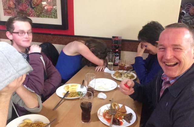 10 imagini amuzante care demonstreaza ca umorul este totul intr-o familie