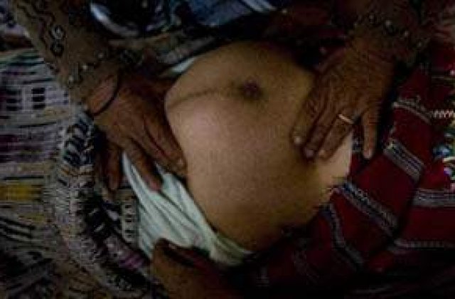 Primul barbat din lume care a nascut este din nou insarcinat!