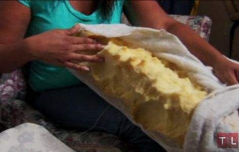  Video  Femeia dependenta de canapele