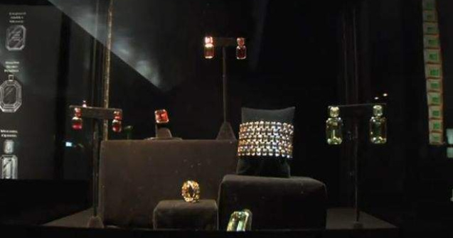  Video  Trage cu ochiul la colectia de bijuterii a Angelinei Jolie