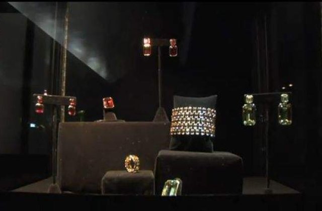 [VIDEO] Trage cu ochiul la colectia de bijuterii a Angelinei Jolie